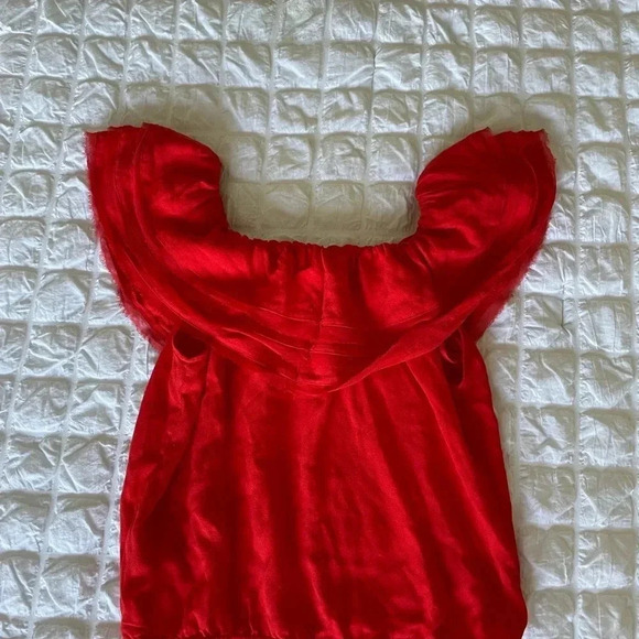 Alice + Olivia red off the shoulder ruffle crop top - Picture 4 of 7